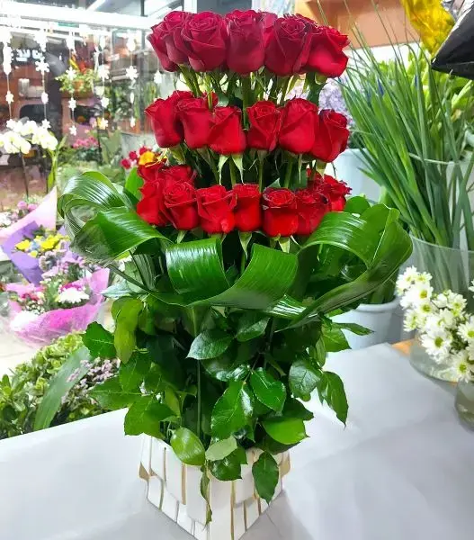 סידור פרחים סלסלת ורדים