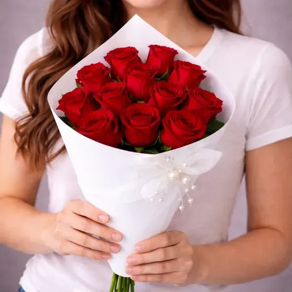 זר ורדים בקונוס לבן