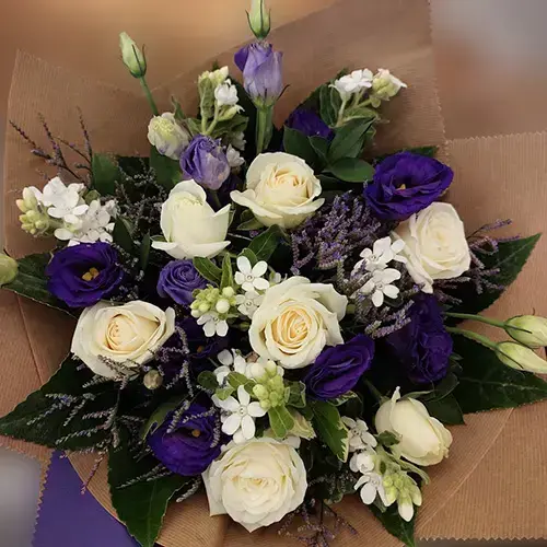 זר פרחים בסגול ולבן זר פרחים בסגול ולבן