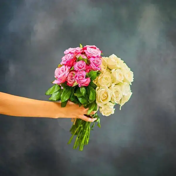 זר ורדים מודרני לבן סגול