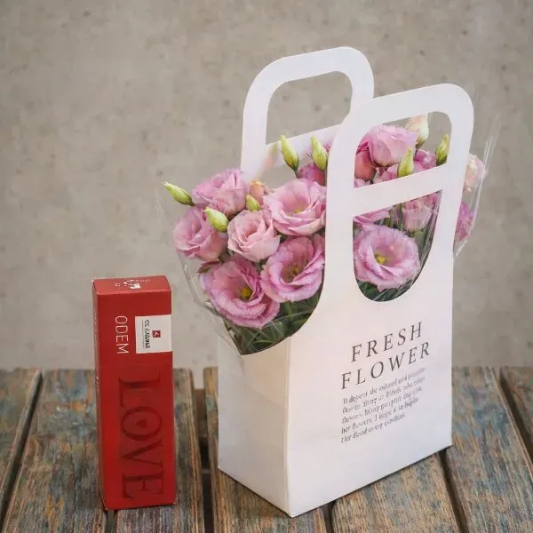 תיק פרחים בתוספת פרלינים