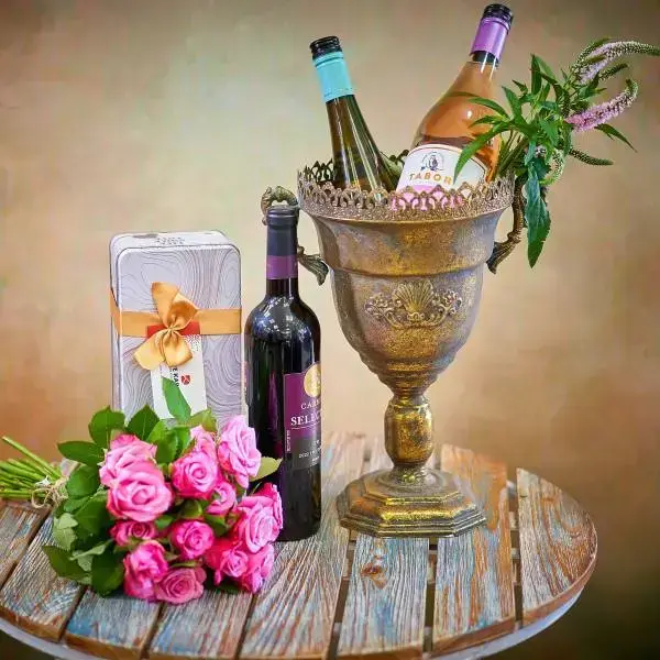 מארז יוקרתי יין שוקולד וזר ורדים מארז יוקרתי יין שוקולד וזר ורדים