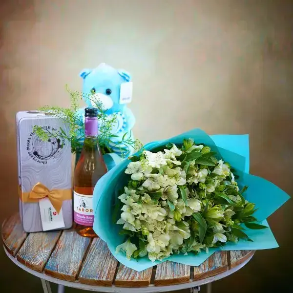 מארז פרחים יין ושוקולד ליולדת בן