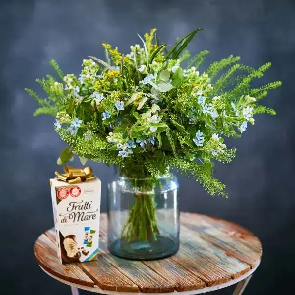 מארז זר פרחים ושוקולד מפנק מארז זר פרחים ושוקולד מפנק