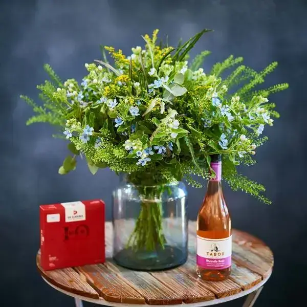 מארז זר פרחים יין ושוקולד