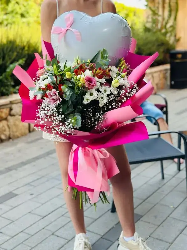 זר פרחים בשילוב בלון