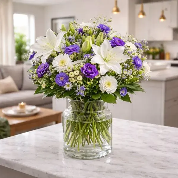 זר פרחים בסגול ולבן