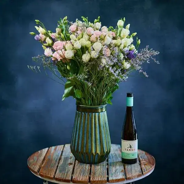 זר ליזיאנטוס משולב עם יין זר ליזיאנטוס משולב עם יין